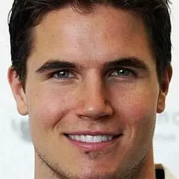 Robbie Amell net worth