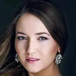 Sandi Crystal Ball net worth