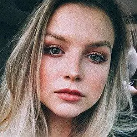 Anna Grace Barlow net worth