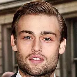 Douglas Booth net worth
