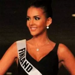 Sara Chafak net worth