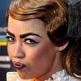 Aura Dione net worth