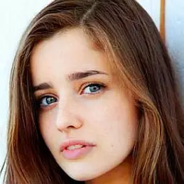 Holly Earl net worth