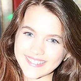 Chloe East net worth