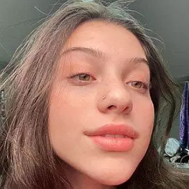 Hannah Field net worth