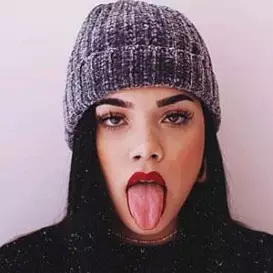 Kenia Flores net worth