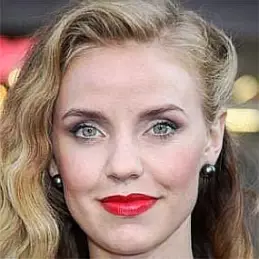 Kelli Garner net worth