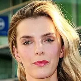 Betty Gilpin net worth