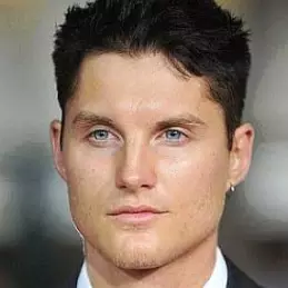 Toby Hemingway net worth