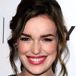 Elizabeth Henstridge net worth
