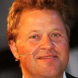 Arne Hjeltnes net worth