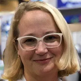 Jennifer L. Holm net worth