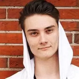 Alexander Husum net worth