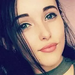 Holly Laing net worth