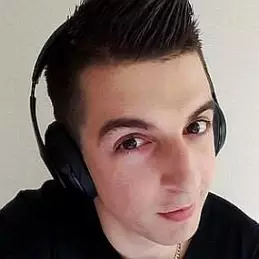 Ali Larsen net worth