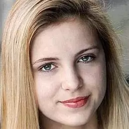 Holly Mackie net worth