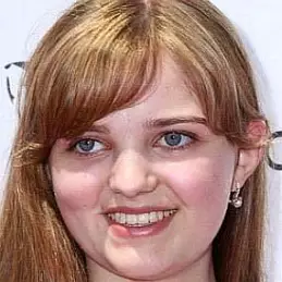 Laine MacNeil net worth