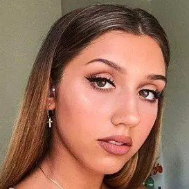 Hannah Mrozak net worth
