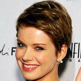 Andrea Osvart net worth