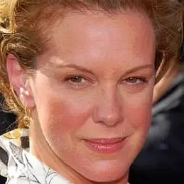 Elizabeth Perkins net worth