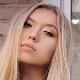 Simply Emmie net worth