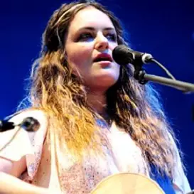 Julia Stone net worth